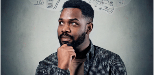 Homem pensando sobre o que são Verbos modais em inglês