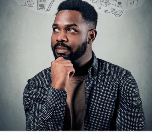 Homem pensando sobre o que são Verbos modais em inglês