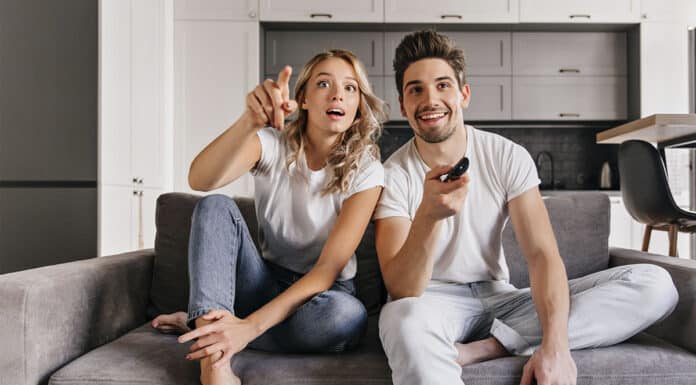 Casal assistindo filmes para aprender inglês