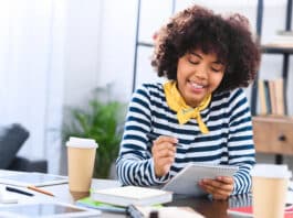 Como ampliar seu vocabulário em inglês – As melhores estratégias Mulher aprendendo a como ampliar seu vocabulário em inglês