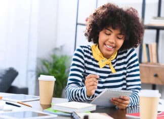 Mulher aprendendo a como ampliar seu vocabulário em inglês