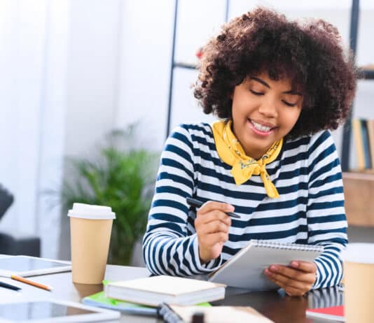 Mulher aprendendo a como ampliar seu vocabulário em inglês