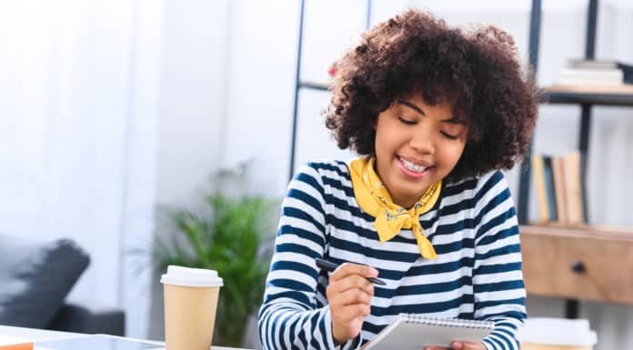 Mulher aprendendo a como ampliar seu vocabulário em inglês