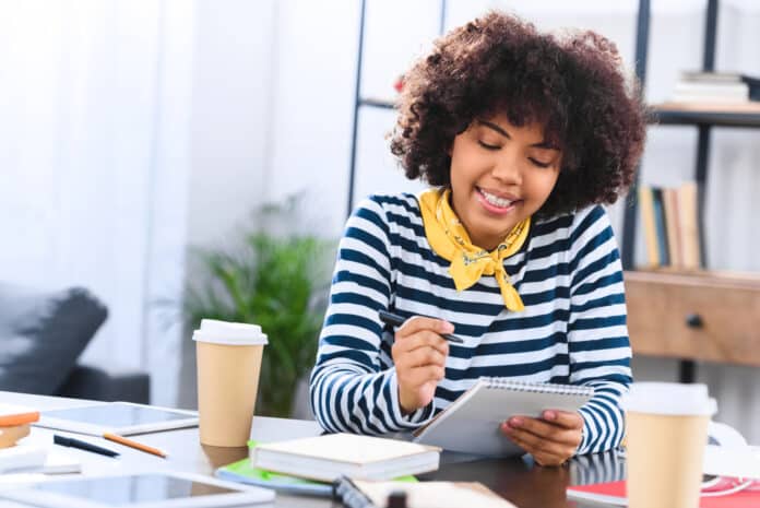 Mulher aprendendo a como ampliar seu vocabulário em inglês