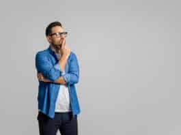 Imagem de uma homem pensando como formar o plural dos substantivos em inglês