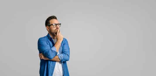 Imagem de uma homem pensando como formar o plural dos substantivos em inglês