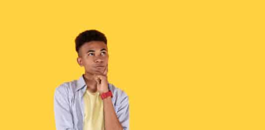 Homem pensando e tentando entender como usar o If em inglês