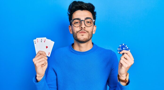 Odds, underdog, spins: entenda o vocabulário básico do mundo do cassino online homem mostrando baralho e ficha de poker