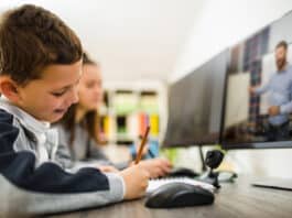 Inglês para crianças: quando é a hora certa para começar? Menino e menina estudando conteúdos de inglês para crianças