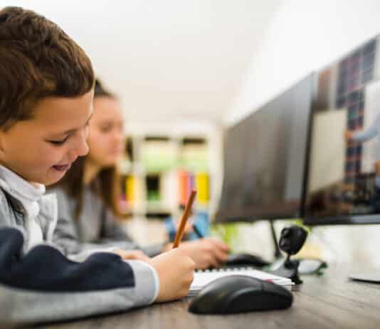 Inglês para crianças: quando é a hora certa para começar? Menino e menina estudando conteúdos de inglês para crianças