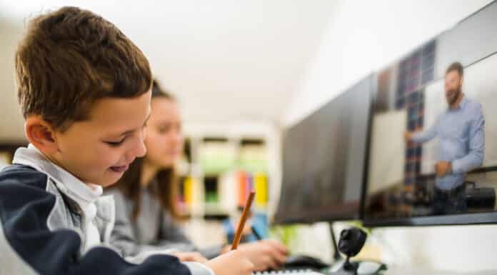 Menino e menina estudando conteúdos de inglês para crianças