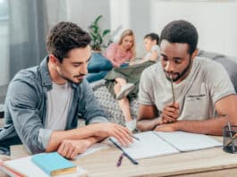 Homens estudando Inglês para vestibular