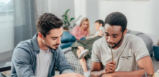 Homens estudando Inglês para vestibular