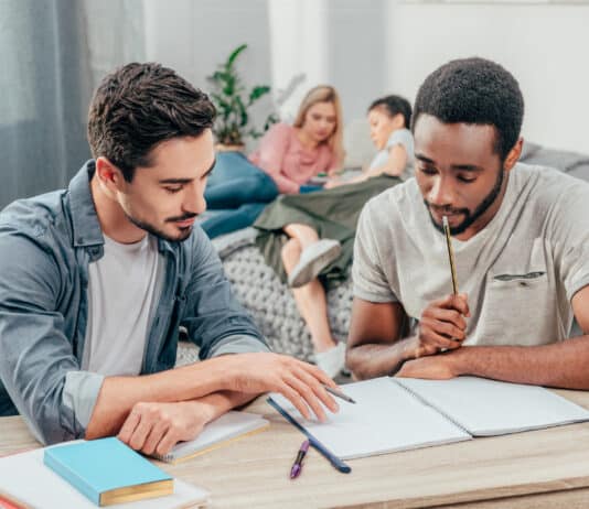 Homens estudando Inglês para vestibular