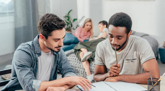 Homens estudando Inglês para vestibular