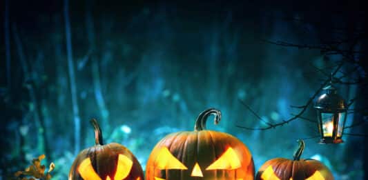 Imagem de abóboras assombradas representando o Inglês para o Halloween