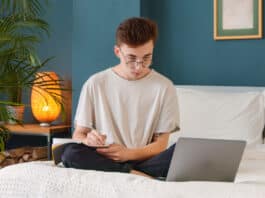 Jovem estudando inglês para concursos