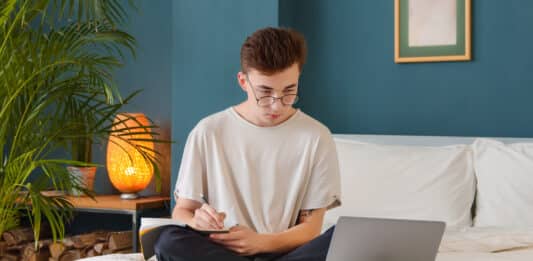 Inglês para Concursos: tudo o que você precisa saber para ser aprovado Jovem estudando inglês para concursos