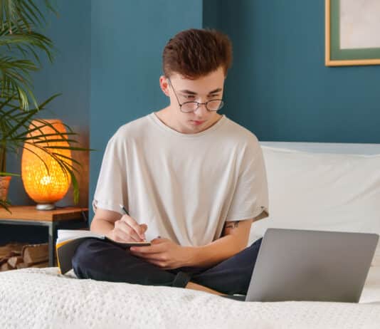 Inglês para Concursos: tudo o que você precisa saber para ser aprovado Jovem estudando inglês para concursos