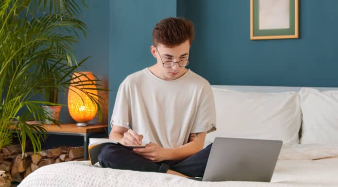 Jovem estudando inglês para concursos