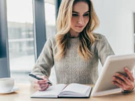 Mulher estudando Os conectivos em inglês
