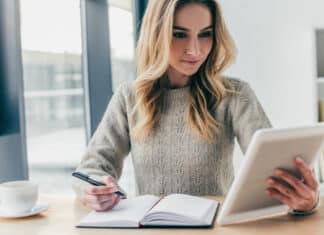 Mulher estudando Os conectivos em inglês