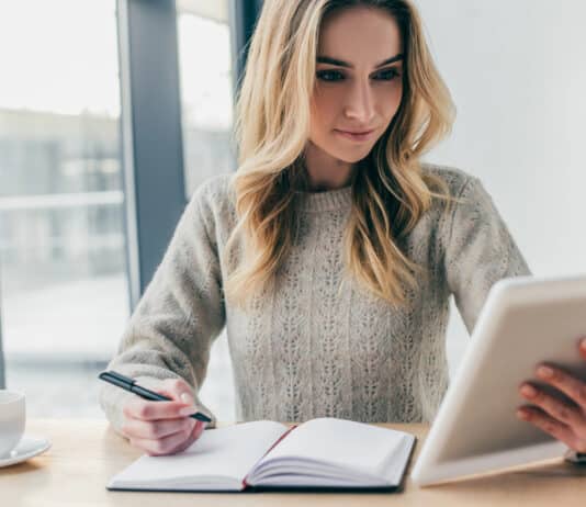 Mulher estudando Os conectivos em inglês