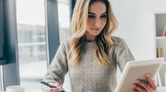 Mulher estudando Os conectivos em inglês