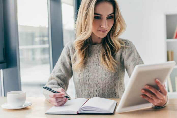 Mulher estudando Os conectivos em inglês