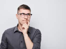 Homem pensando o que significa o verbo begin em inglês