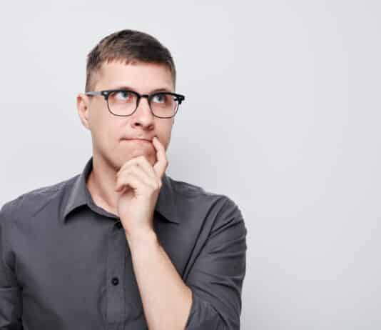 Homem pensando o que significa o verbo begin em inglês