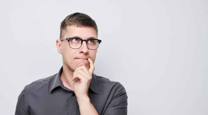 Homem pensando o que significa o verbo begin em inglês