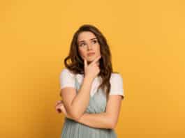 To Do: Como aprender a utilizar este verbo em inglês Mulher pensando como usar o ver to do