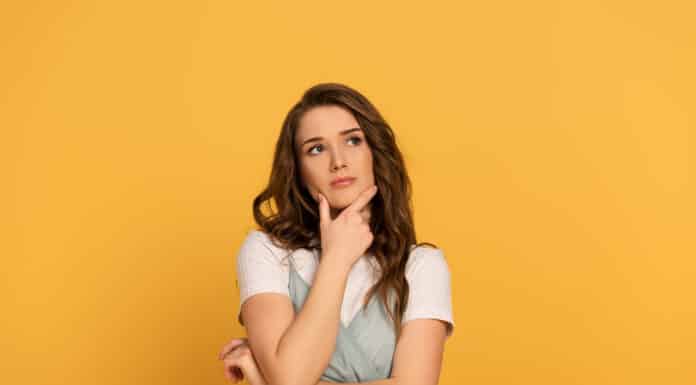 Mulher pensando como usar o ver to do