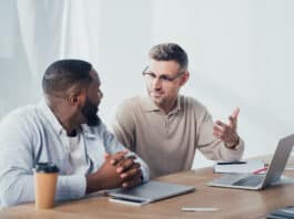 Homens vendo a melhor forma de treinar o speaking