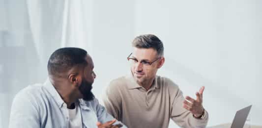 Homens vendo a melhor forma de treinar o speaking