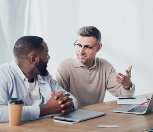 Homens vendo a melhor forma de treinar o speaking