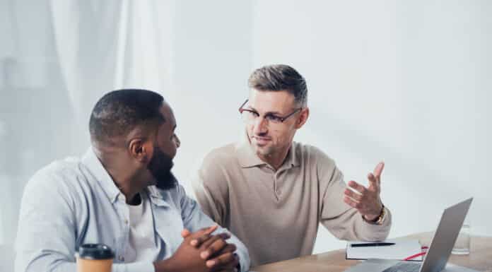 Homens vendo a melhor forma de treinar o speaking