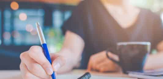 Pessoa estudando o verbo to want