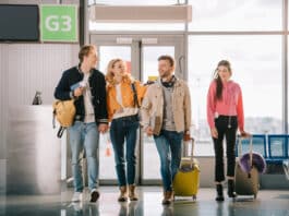 Pessoas aprendendo a se comunicar em inglês no aeroporto