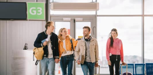 Pessoas aprendendo a se comunicar em inglês no aeroporto