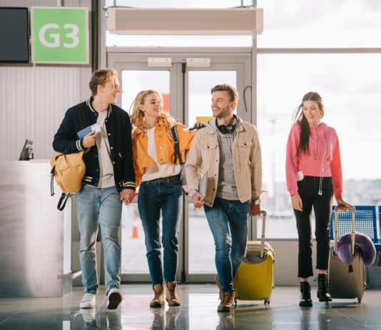 Pessoas aprendendo a se comunicar em inglês no aeroporto