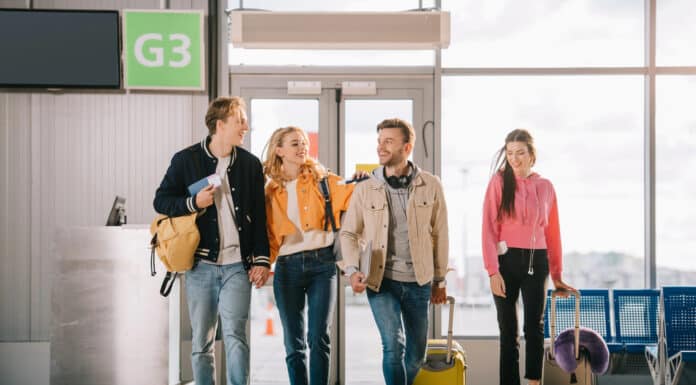 Pessoas aprendendo a se comunicar em inglês no aeroporto