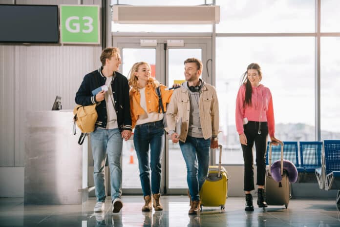 Pessoas aprendendo a se comunicar em inglês no aeroporto