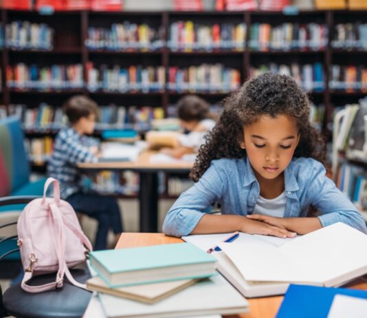 Menina na idade ideal para aprender inglês