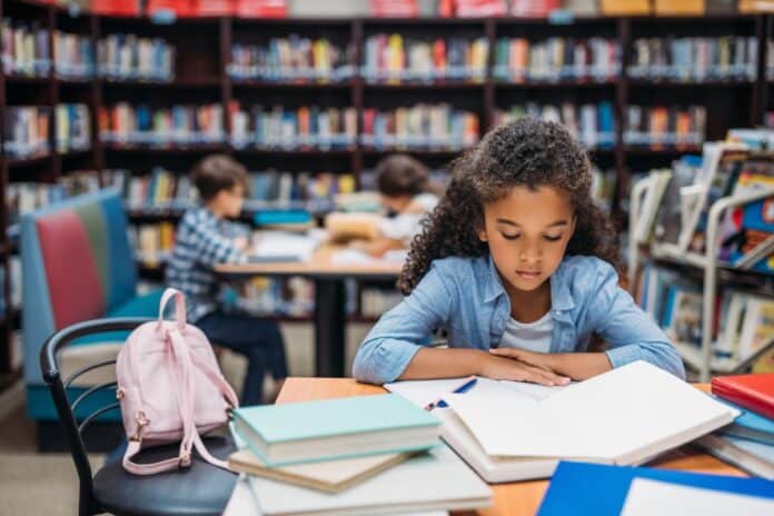 Menina na idade ideal para aprender inglês