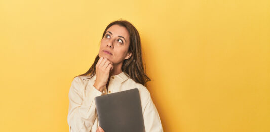 To think: O que significa este verbo e como usá-lo corretamente Mulher se perguntando o que "to think" significa