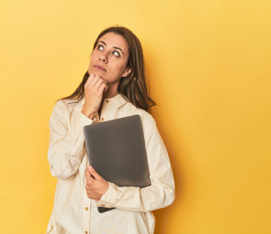To think: O que significa este verbo e como usá-lo corretamente Mulher se perguntando o que "to think" significa