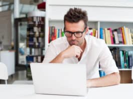 Homem estudando vocabulário de tecnologia em inglês