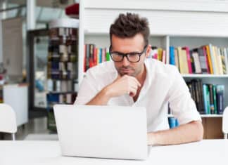 Homem estudando vocabulário de tecnologia em inglês